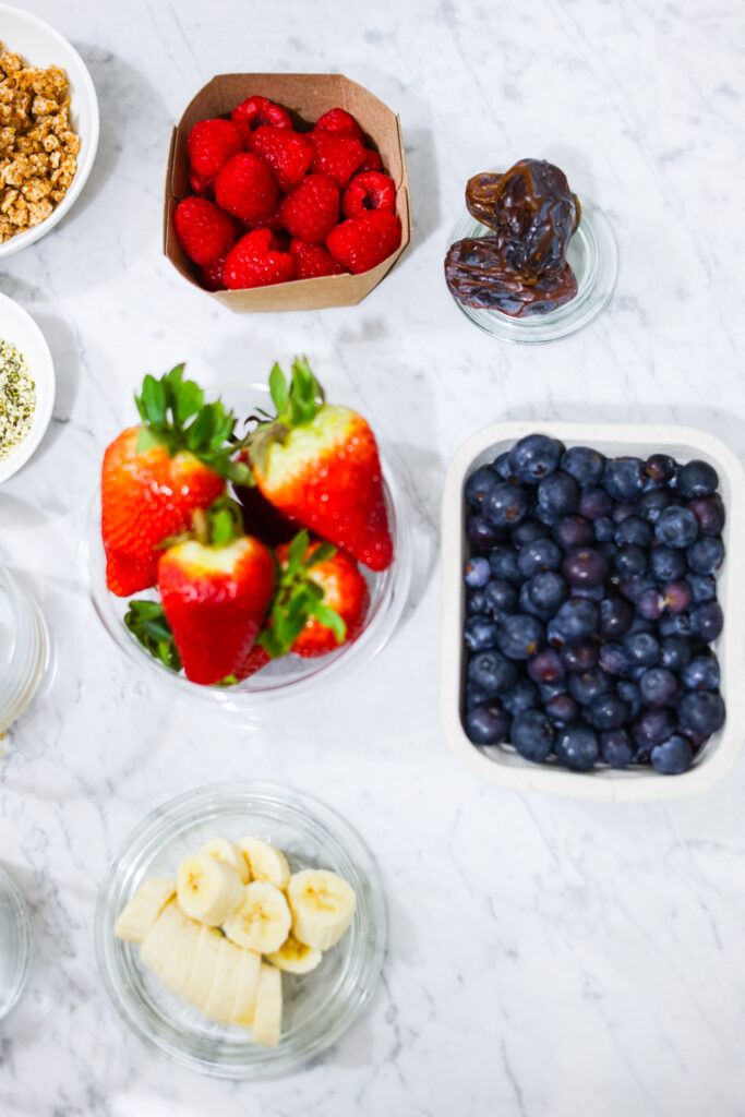 In this photo, you can see an açai bowl ingredients