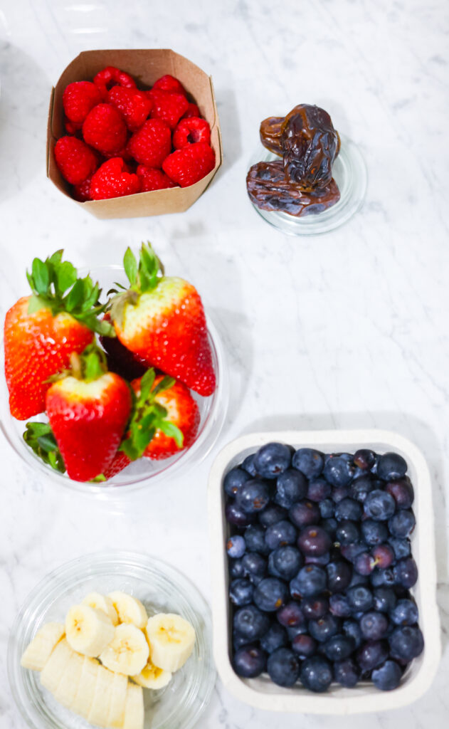 In this photo, you can see an açai bowl ingredients