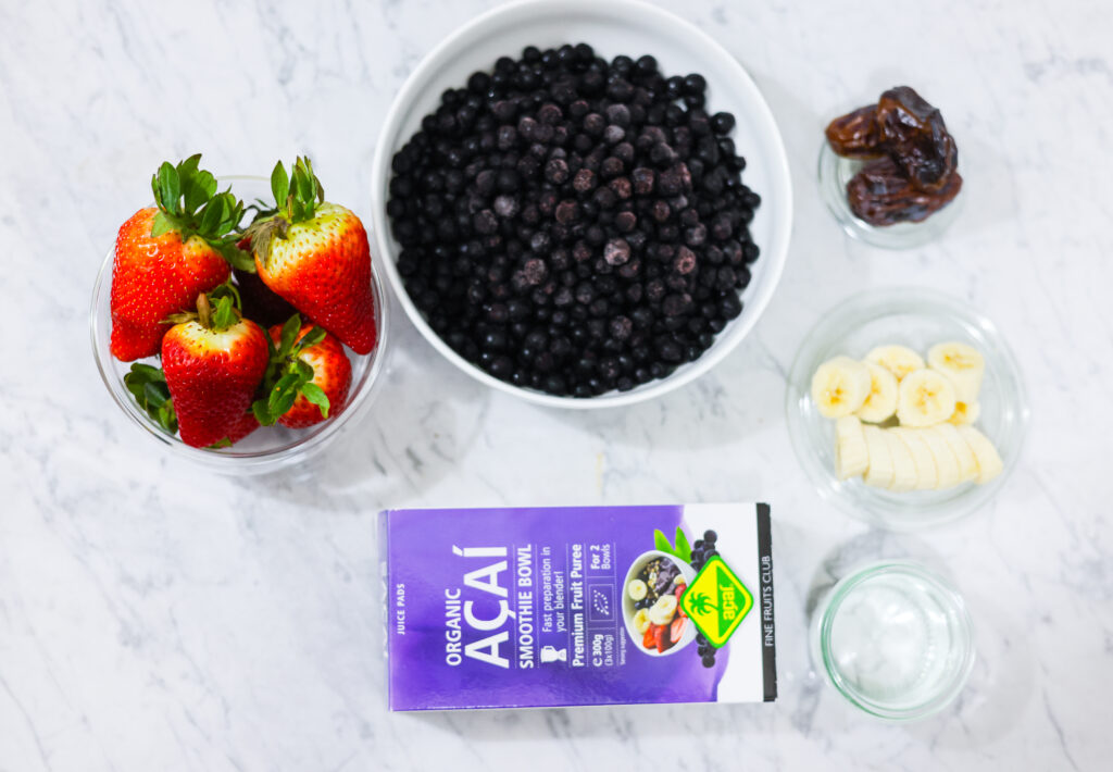 In this photo, you can see an açai bowl ingredients