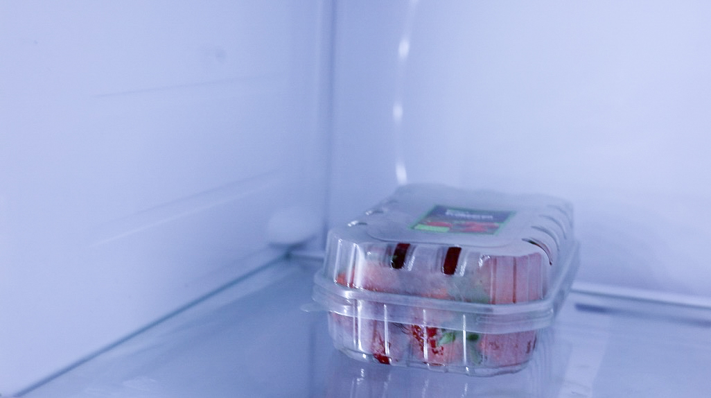 In this picture you can see the red organic strawberry packaged placed in the GSLV31MCXM

Side-by-side with ice, crushed ice and water dispenser | 634 liter capacity | Energy efficiency class F | Internal water tank 4L is dipped into the chocolate attached to a wooden skewer. In the background you can see the organic colorful sprinkle garnish. In the front are three red organic strawberries positioned.

The fridge is positioned on a wooden ground.
